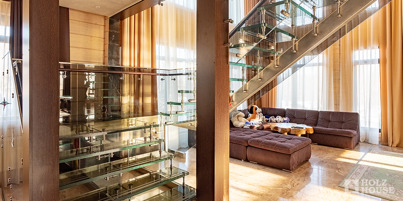 Лестница в доме из клееного бруса