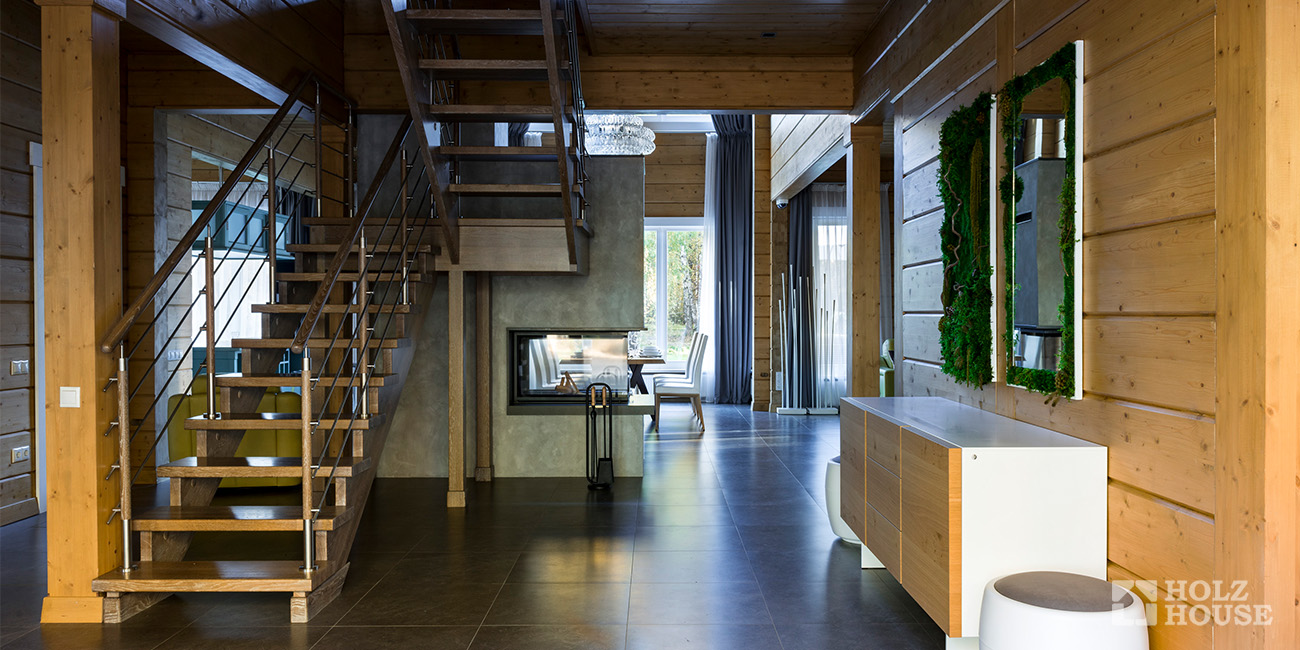 Лестница в доме из клееного бруса