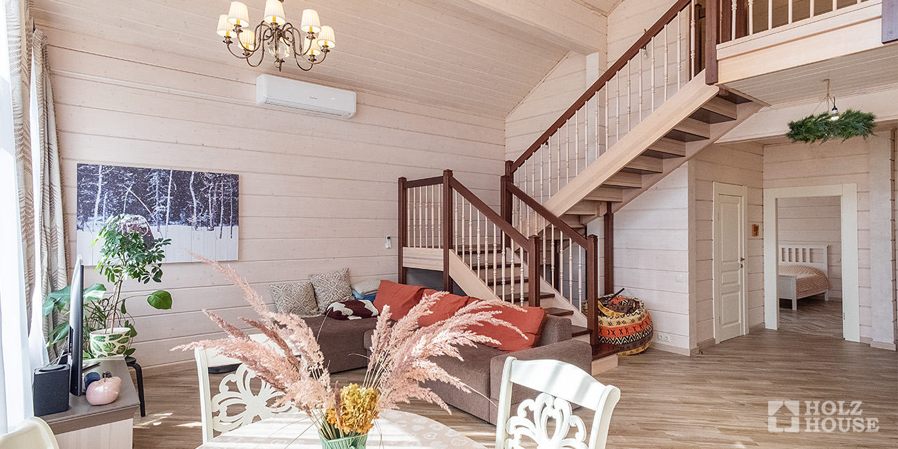 Лестница в доме из клееного бруса