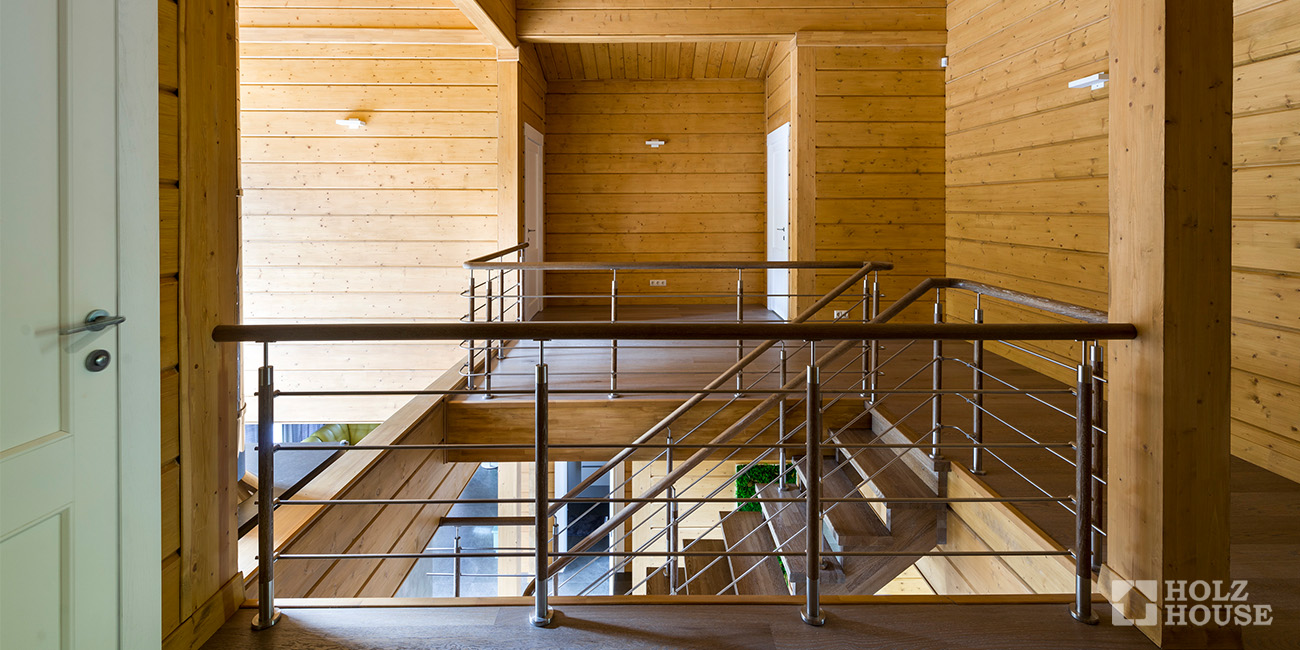 Лестница в доме из клееного бруса