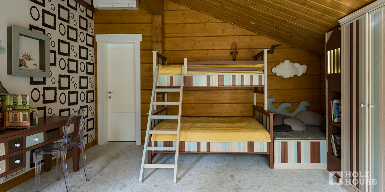 Межкомнатные двери в доме из клееного бруса