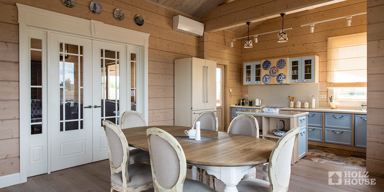 Межкомнатные двери в доме из клееного бруса