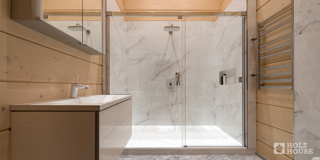 Душевая кабина в доме из клееного бруса