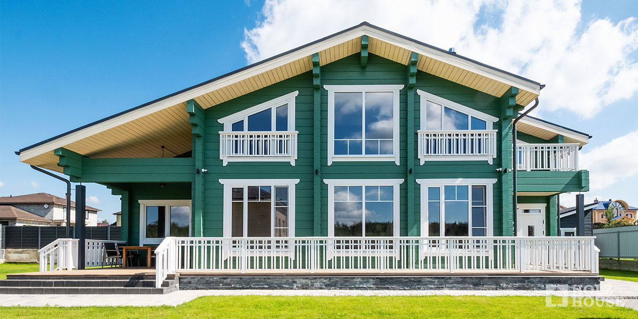 Покраска дома из клееного бруса