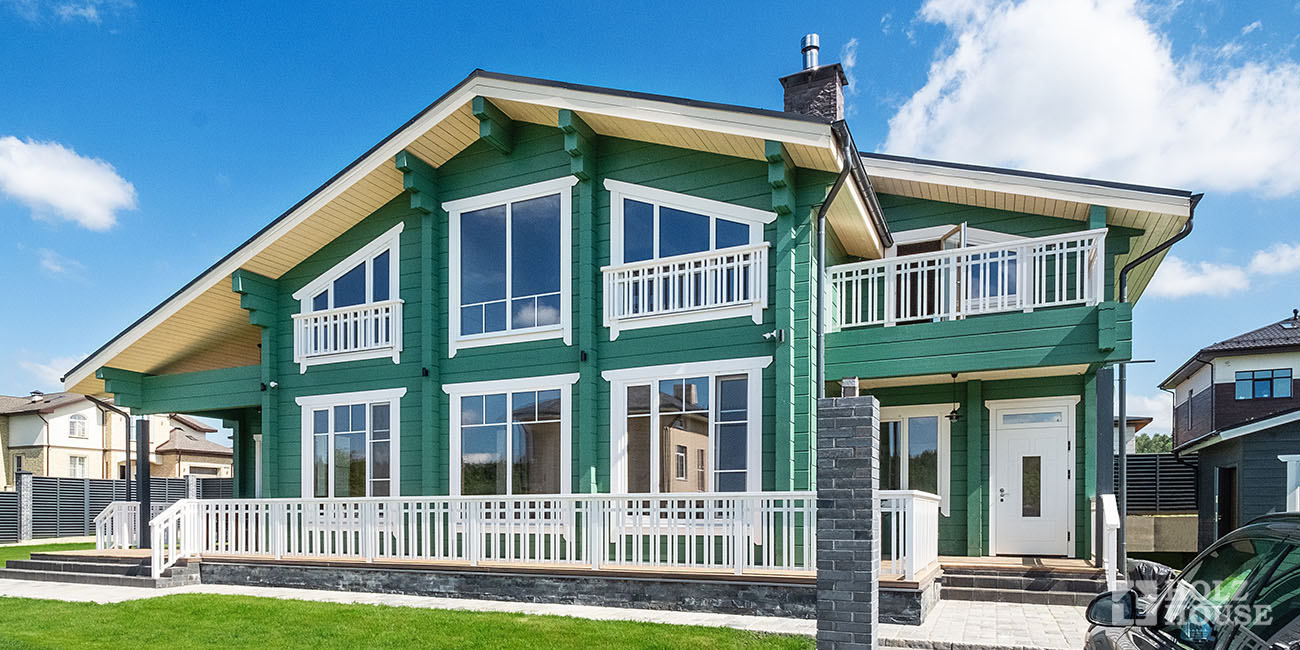 Балкон в загородном доме из клееного бруса