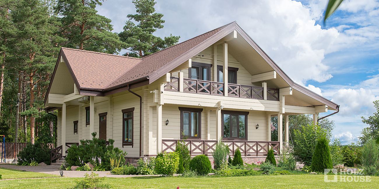 Балкон в загородном доме из клееного бруса