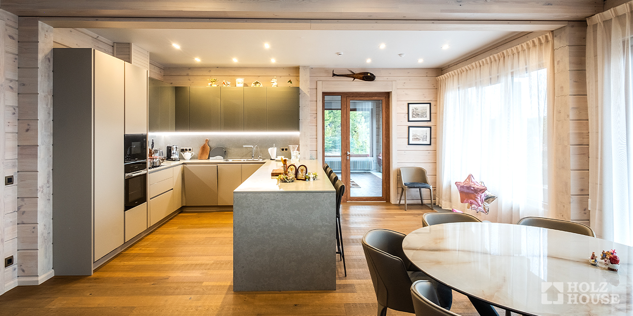 Потолок в доме из клееного бруса