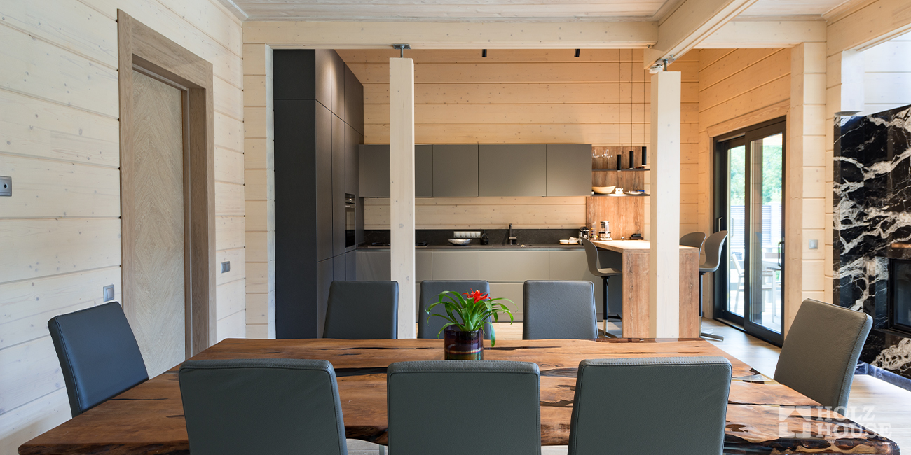 Кухня в доме из клееного бруса