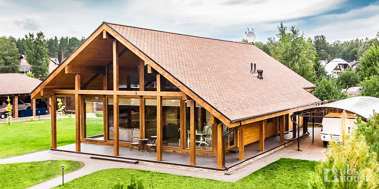 Строительство домов из клееного бруса в Санкт-Петербурге: преимущества материала в условиях северного климата