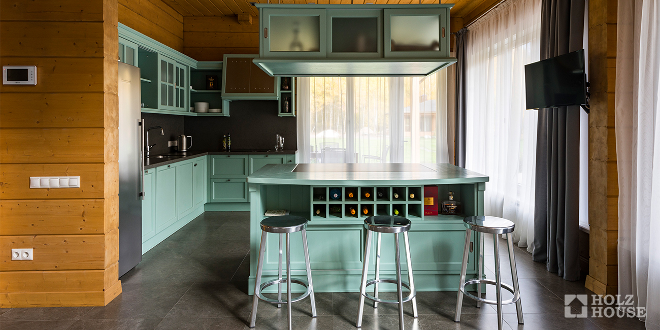 Кухня в доме из клееного бруса