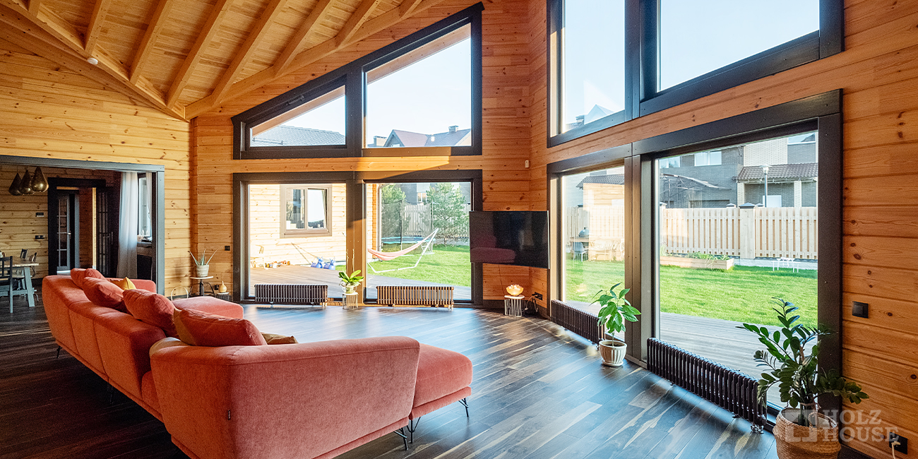 Установка деревянных окон в доме из клееного бруса