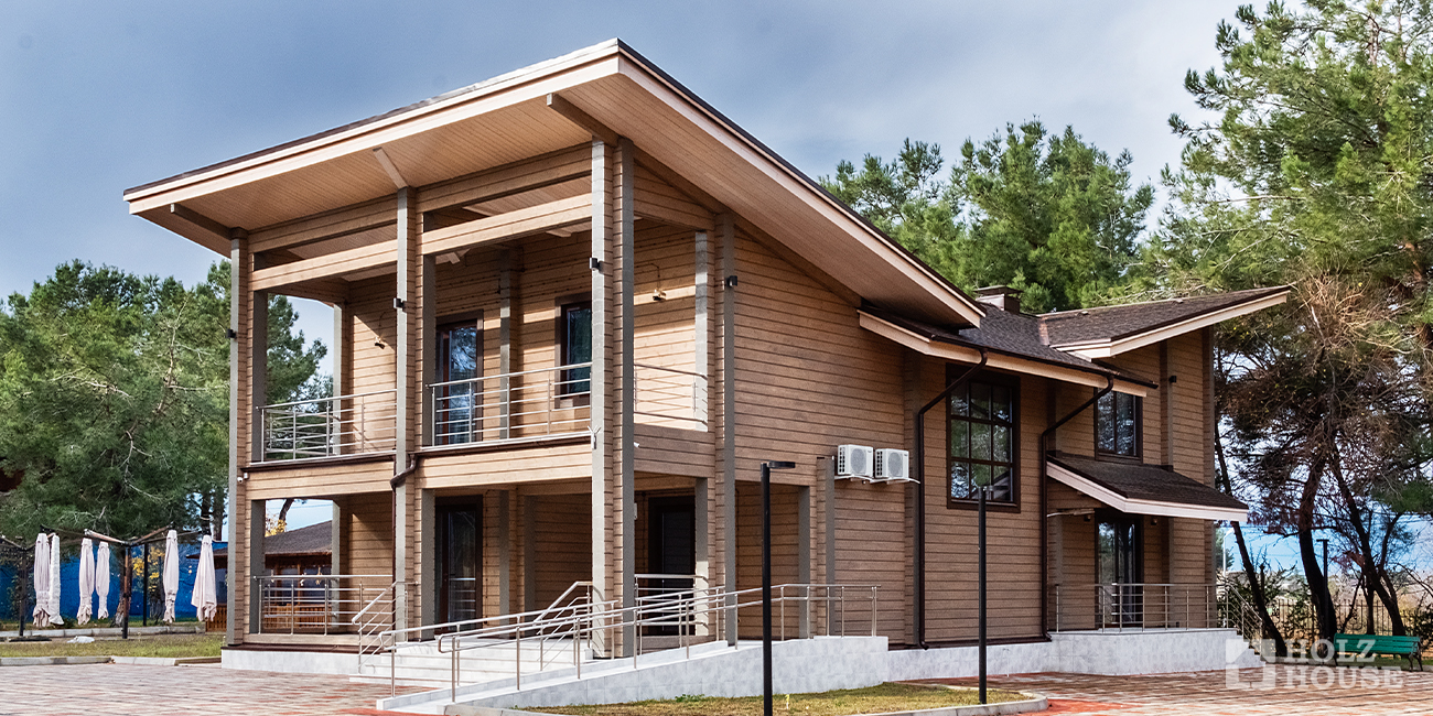 Что лучше – клееный брус или оцилиндрованное бревно