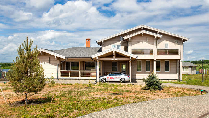 Дом из клееного бруса с летней кухней