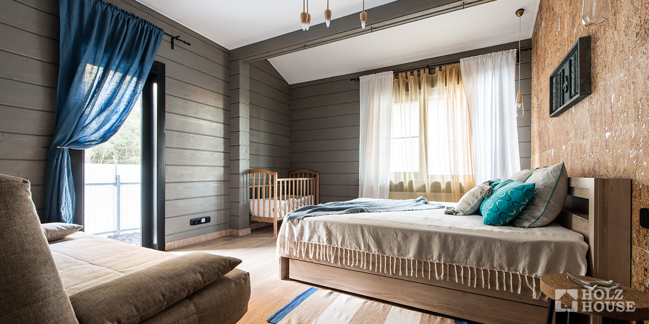 Спальня в доме из бруса; дизайн интерьера спальни в деревянном доме Holz  House