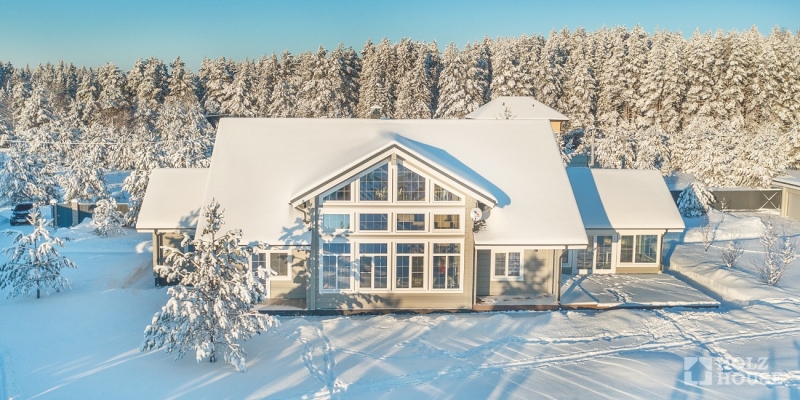 Двухэтажный коттедж с разноуровневой кровлей по проекту Хельсинки - фото 2 на сайте Holz House