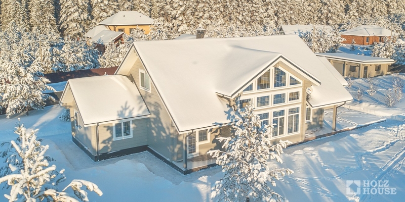 Двухэтажный коттедж с разноуровневой кровлей по проекту Хельсинки - фото 6 на сайте Holz House