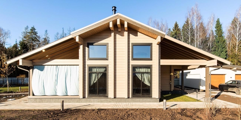 Светлый двухэтажный дом из клееного бруса по проекту Монтелимар- фото 3 на сайте Holz House