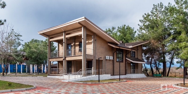 Двухэтажная усадьба из клееного бруса по проекту Пицунда - фото 1 на сайте Holz House
