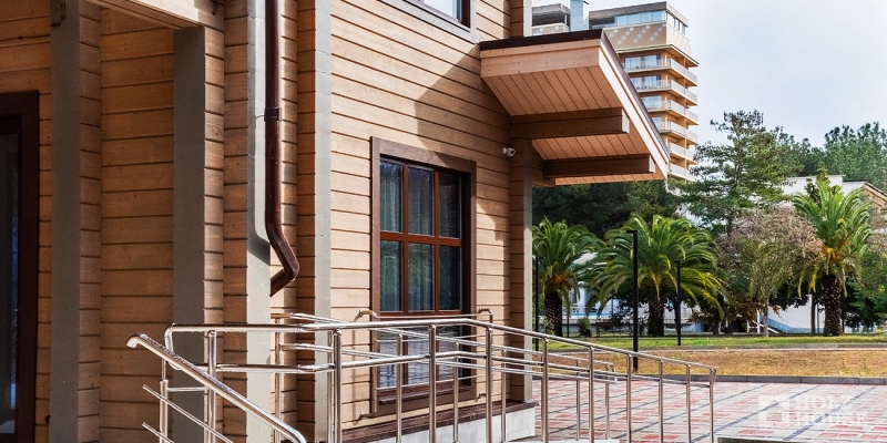 Двухэтажная усадьба из клееного бруса по проекту Пицунда - фото 5 на сайте Holz House