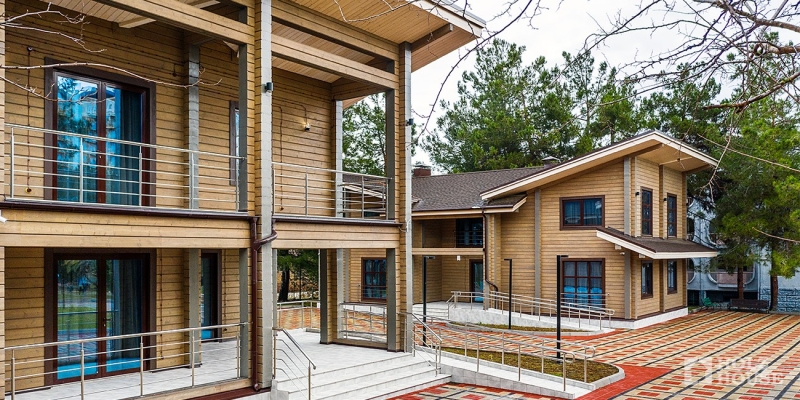 Двухэтажная усадьба из клееного бруса по проекту Пицунда - фото 6 на сайте Holz House