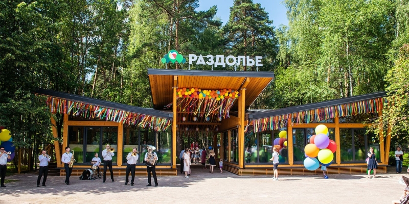 Комплекс зданий из клееного бруса в парке Раздолье - фото 1 на сайте Holz House