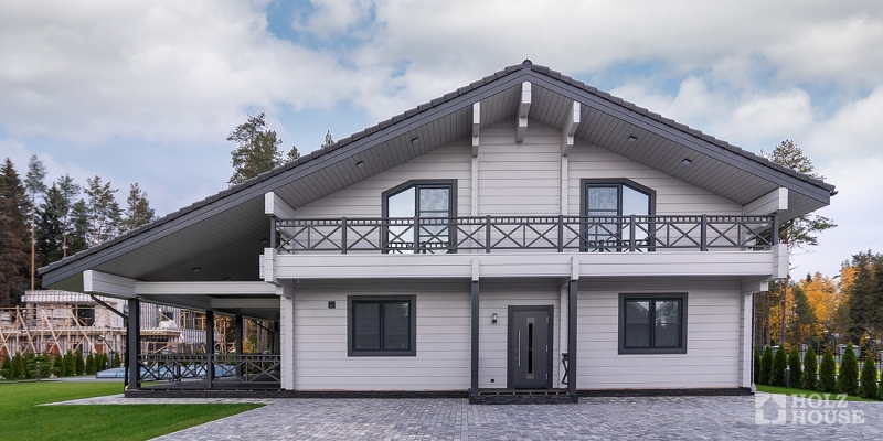 Двухэтажный дом в стиле шале с террасой и балконом по проекту Ривертон - фото 2 на сайте Holz House
