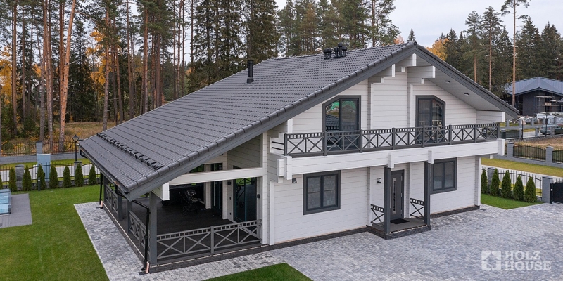 Двухэтажный дом в стиле шале с террасой и балконом по проекту Ривертон - фото 3 на сайте Holz House