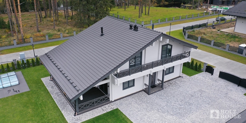 Двухэтажный дом в стиле шале с террасой и балконом по проекту Ривертон - фото 4 на сайте Holz House