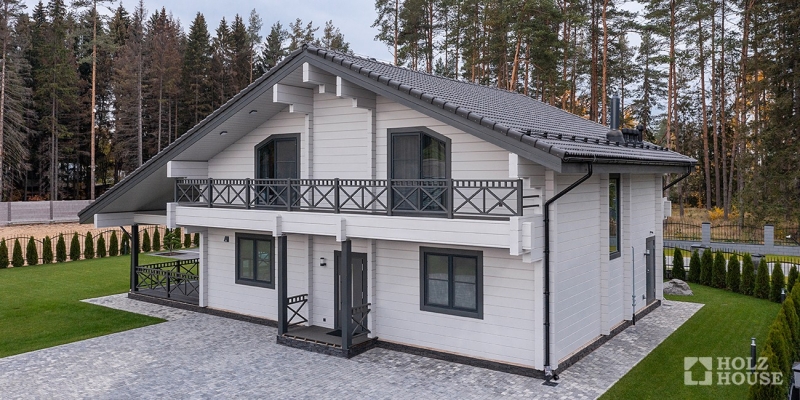 Двухэтажный дом в стиле шале с террасой и балконом по проекту Ривертон - фото 5 на сайте Holz House