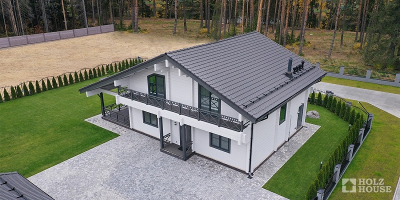 Двухэтажный дом в стиле шале с террасой и балконом по проекту Ривертон - фото 6 на сайте Holz House