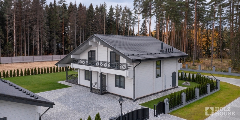 Двухэтажный дом в стиле шале с террасой и балконом по проекту Ривертон - фото 7 на сайте Holz House