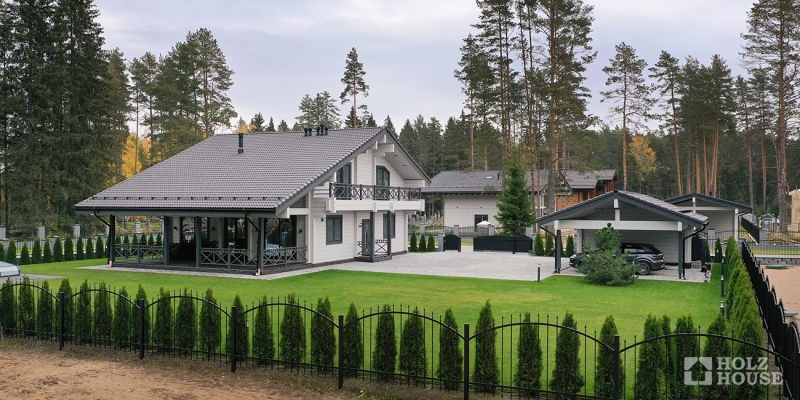 Двухэтажный дом в стиле шале с террасой и балконом по проекту Ривертон - фото 9 на сайте Holz House