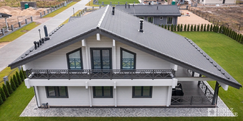 Двухэтажный дом в стиле шале с террасой и балконом по проекту Ривертон - фото 14 на сайте Holz House