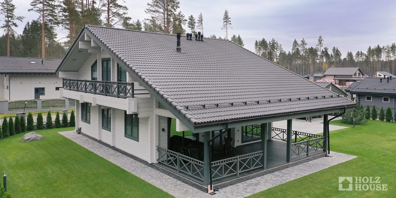 Двухэтажный дом в стиле шале с террасой и балконом по проекту Ривертон - фото 15 на сайте Holz House