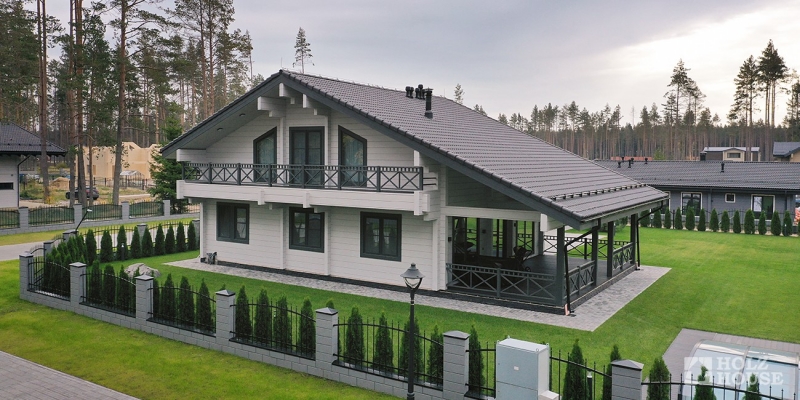 Двухэтажный дом в стиле шале с террасой и балконом по проекту Ривертон - фото 16 на сайте Holz House