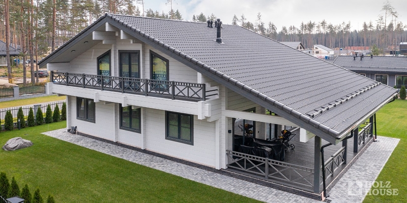 Двухэтажный дом в стиле шале с террасой и балконом по проекту Ривертон - фото 17 на сайте Holz House