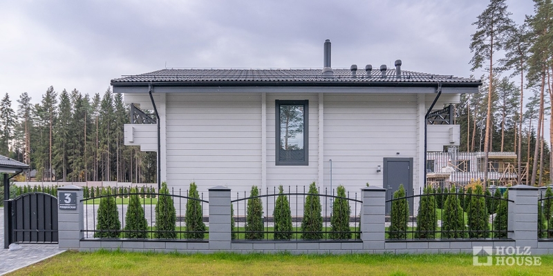 Двухэтажный дом в стиле шале с террасой и балконом по проекту Ривертон - фото 21 на сайте Holz House