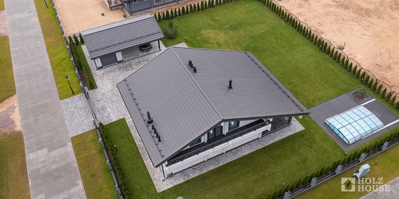 Двухэтажный дом в стиле шале с террасой и балконом по проекту Ривертон - фото 23 на сайте Holz House