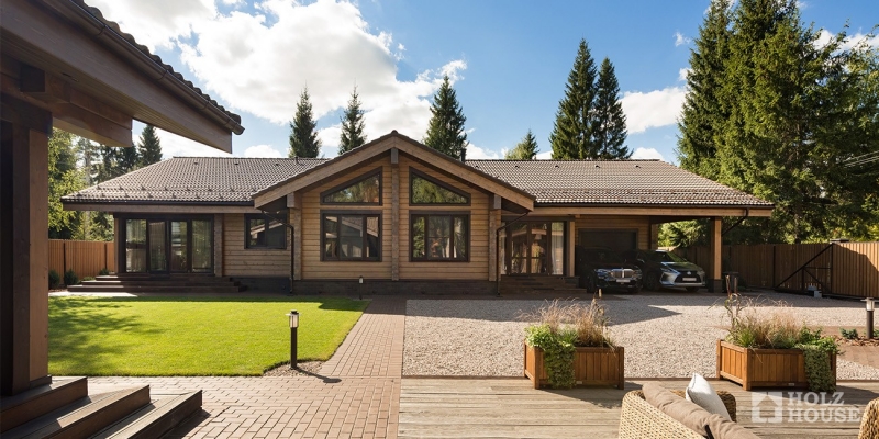 Одноэтажный дом из клееного бруса с гаражом и верандой по проекту Толедо - фото 2 на сайте Holz House
