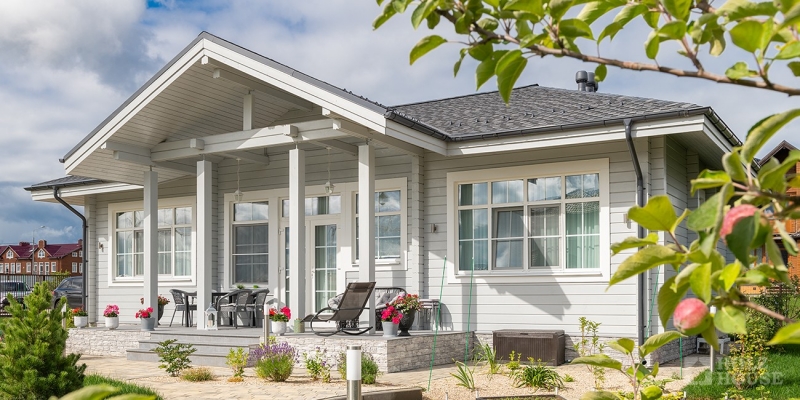 Одноэтажный дом в скандинавском стиле с верандой по проекту Турку - фото 2 на сайте Holz House