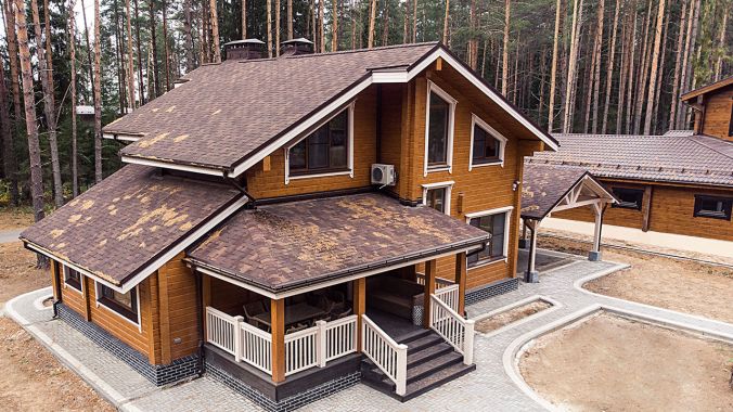 House made of glued laminated timber. Sosnovyi Bereg design.