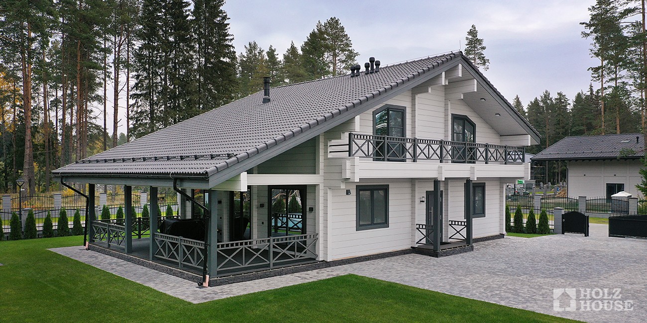 Двухэтажный дом в стиле шале с террасой и балконом по проекту Ривертон - фото 1 на сайте Holz House