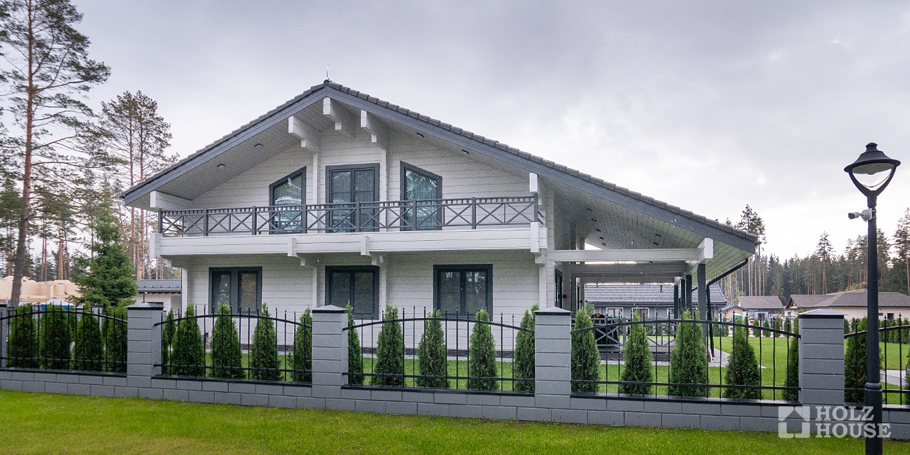 Двухэтажный дом в стиле шале с террасой и балконом по проекту Ривертон - фото 12 на сайте Holz House