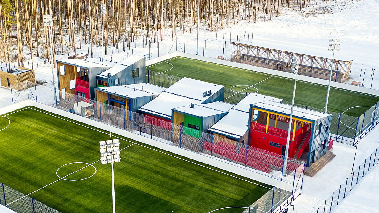 Многофункциональный комплекс-павильон с футбольными полями.